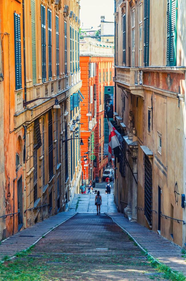 trap tussen oude gebouwen met kleurrijke muren op smalle straat in de oude wijk van het historische centrum van Genua foto
