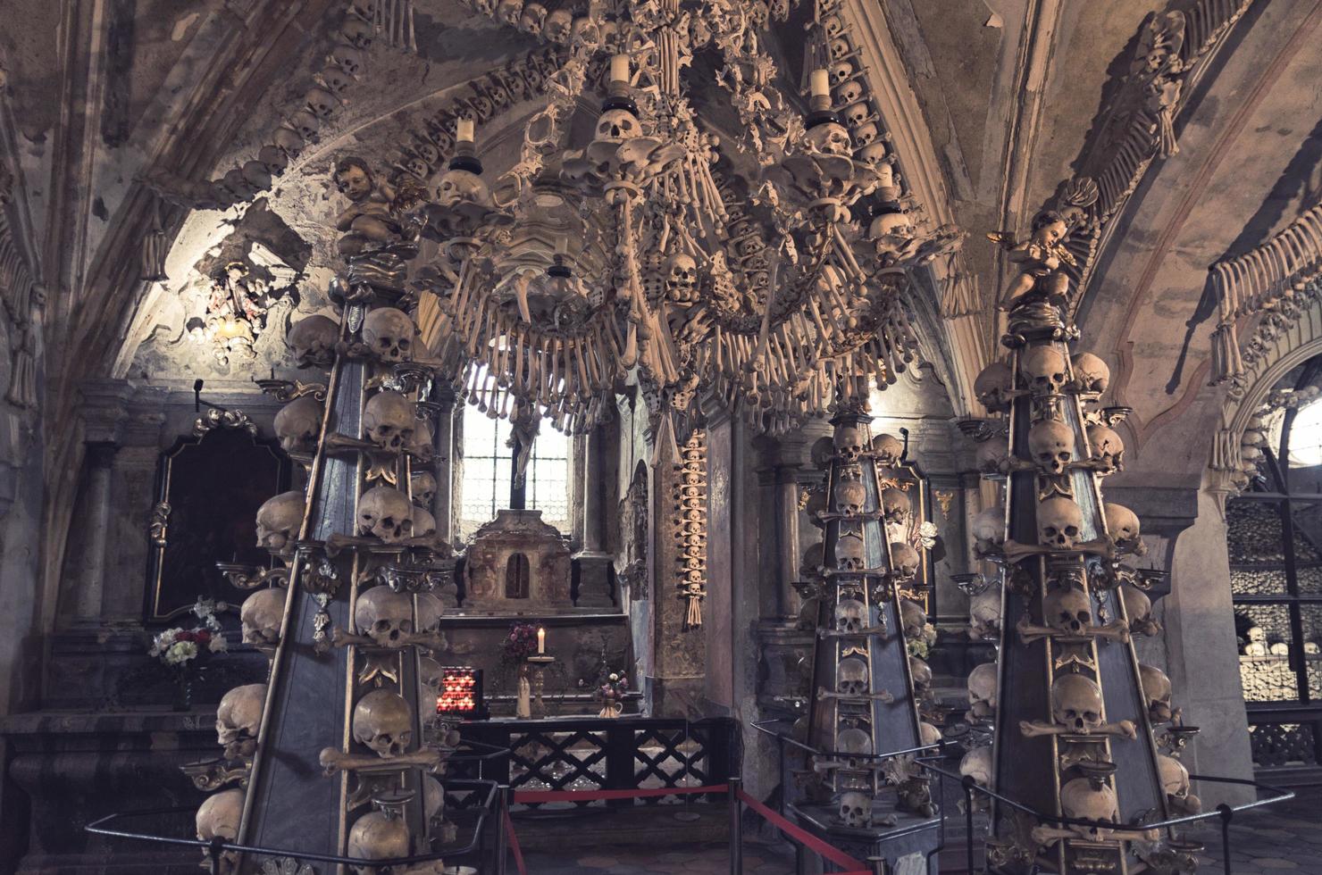 kutna hora kerk met zuilengalerij van menselijke botten en schedels foto