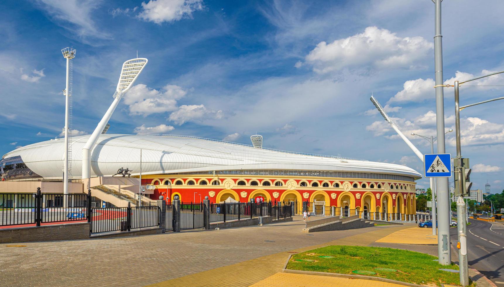 dinamo nationaal olympisch stadion met schijnwerperspylonen verlicht torens in minsk foto