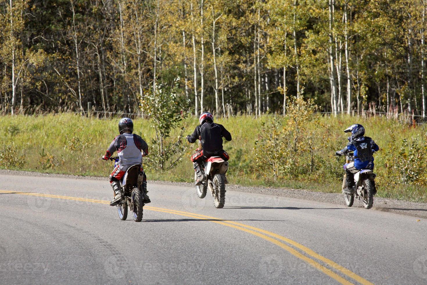 dirtbikers op een plattelandsrit in Alberta foto