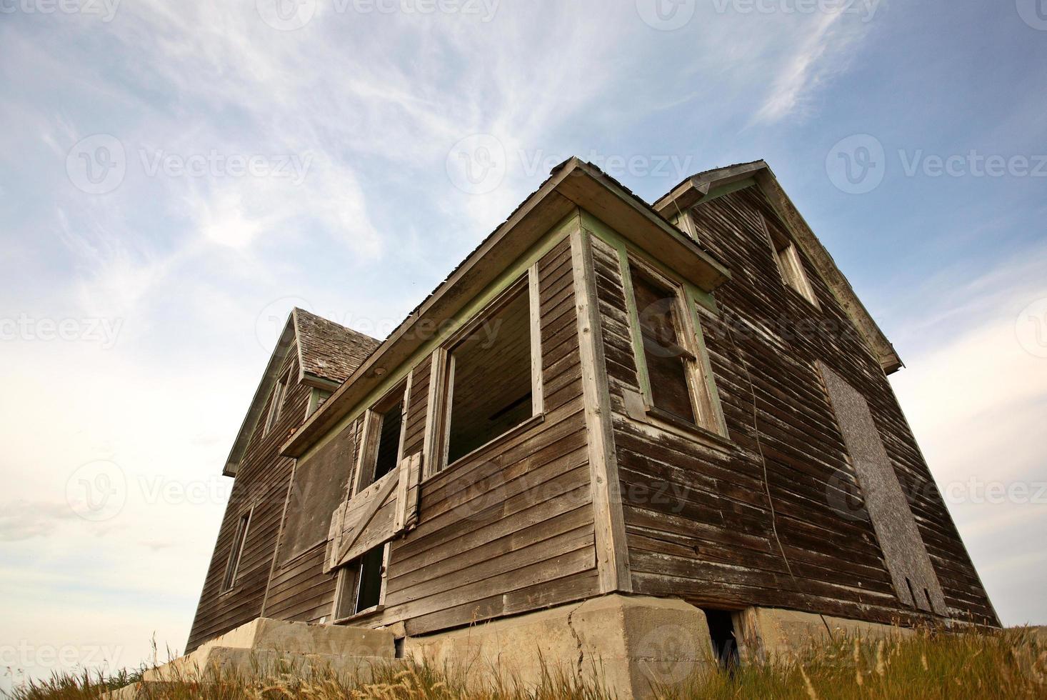 verlaten oude boerderij in de onverharde heuvels van Saskatchewan foto