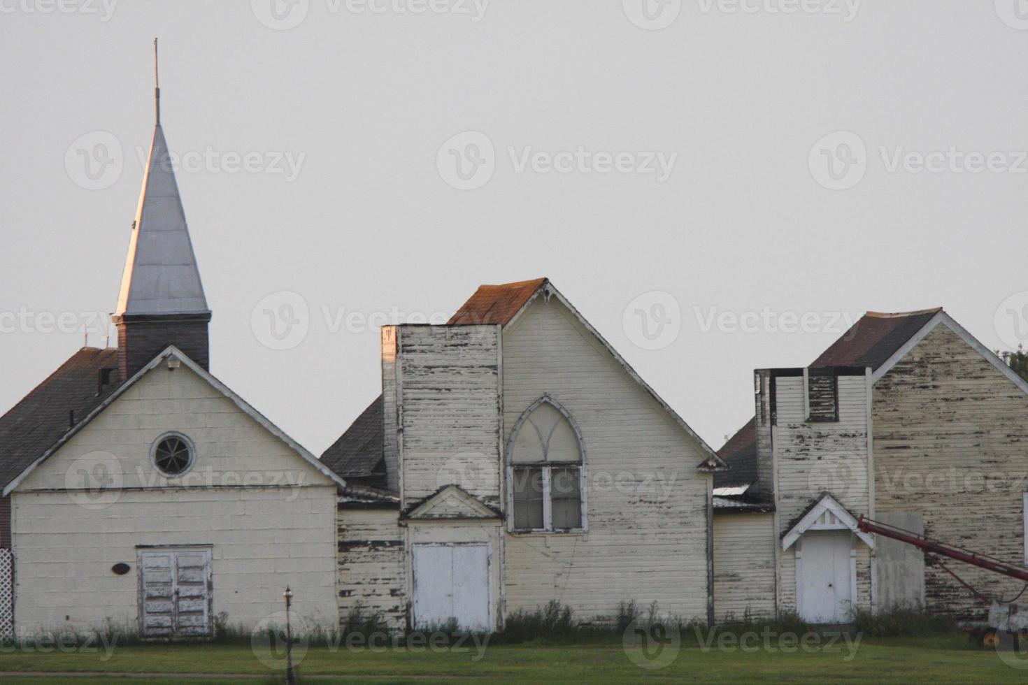 oude gebouwen in het dorp Sukinen foto