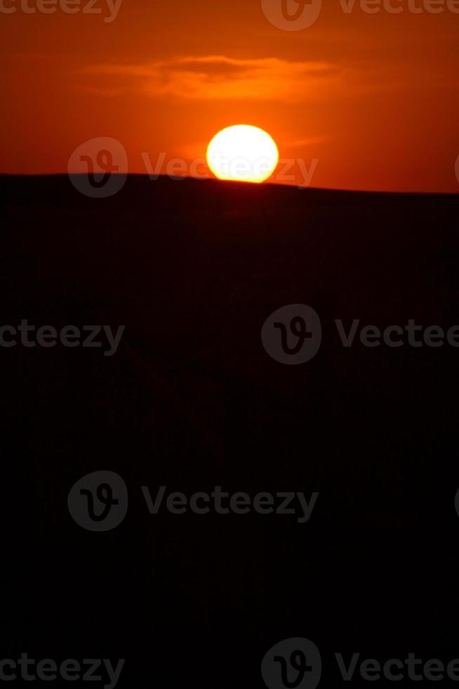 ondergaande zon aan de horizon in saskatchewan foto