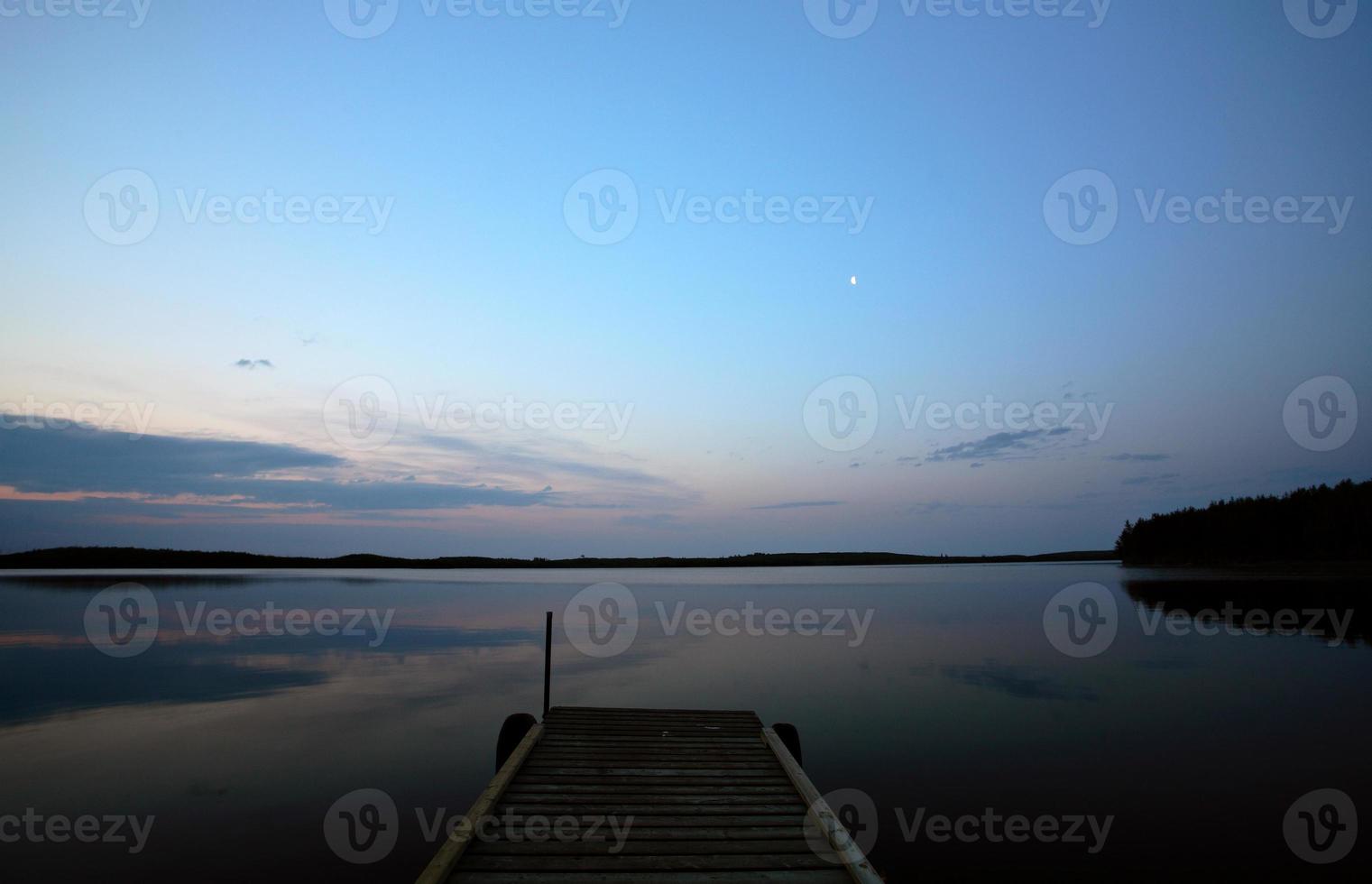 aanlegsteiger bij smallfish lake in het schilderachtige saskatchewan foto