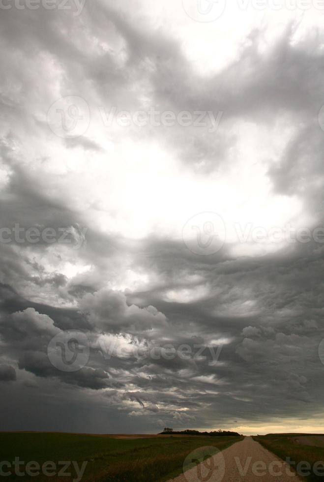 onweerswolken boven een landweg in Saskatchewan foto