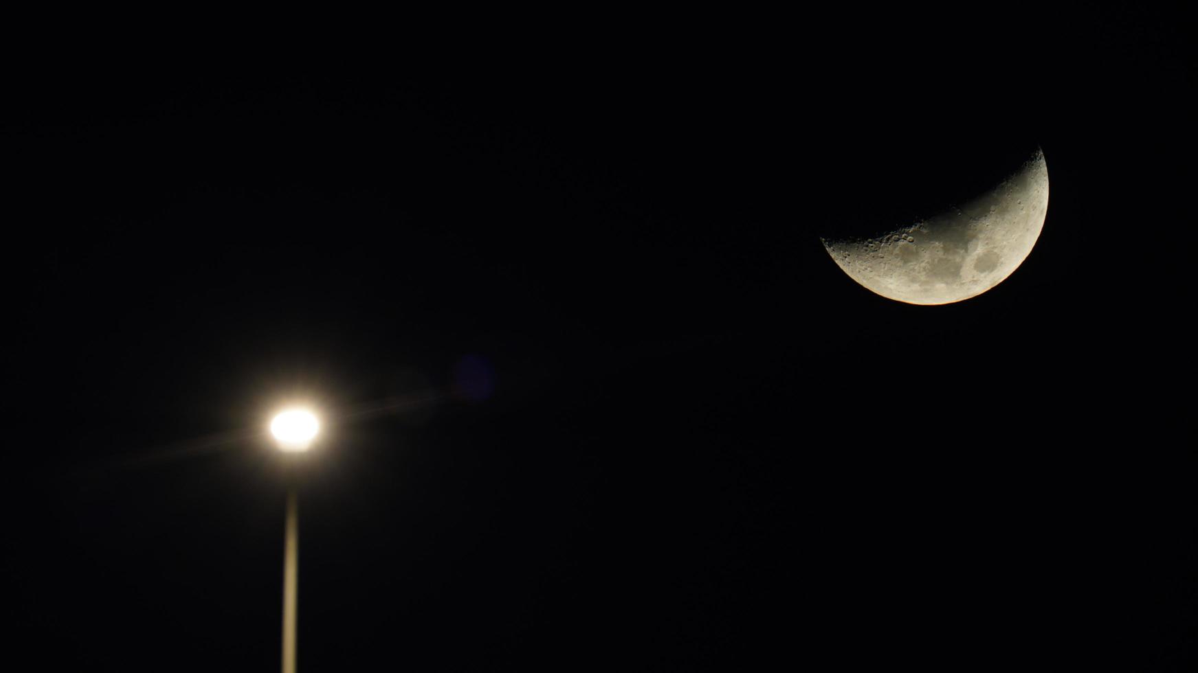 de maanweergave met het heldere maanlicht en het maanoppervlak 's nachts foto