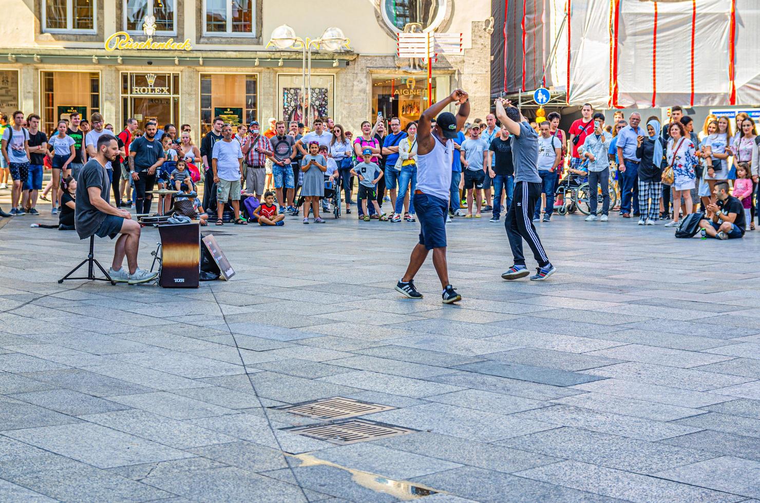 Keulen, Duitsland, 23 augustus 2019 twee mannen dansen breakdance en voeren acrobatische bewegingen uit, stunts op asfalt foto