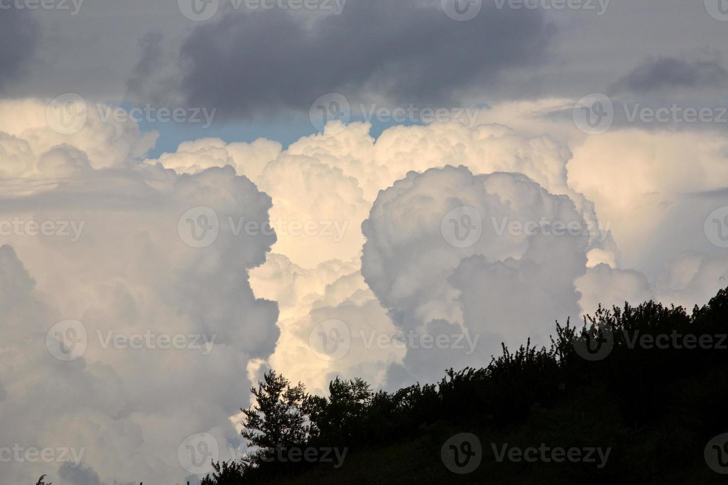 mooie cumulonimbuswolken die zich vormen in het schilderachtige Saskatchewan foto