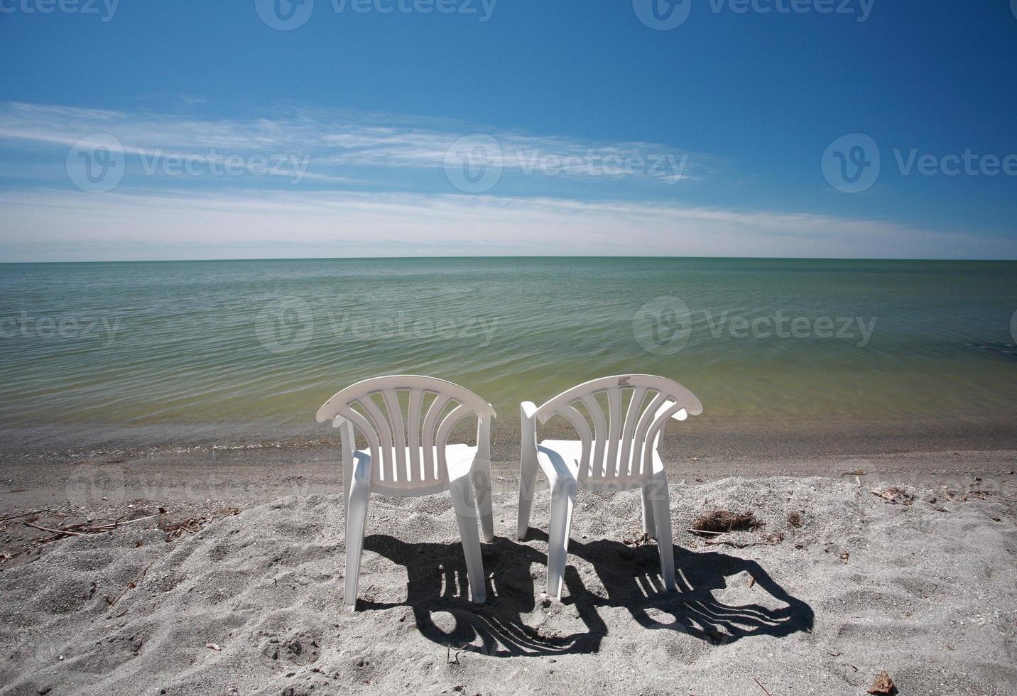 ligstoelen langs het strand van het meer van Winnipeg foto