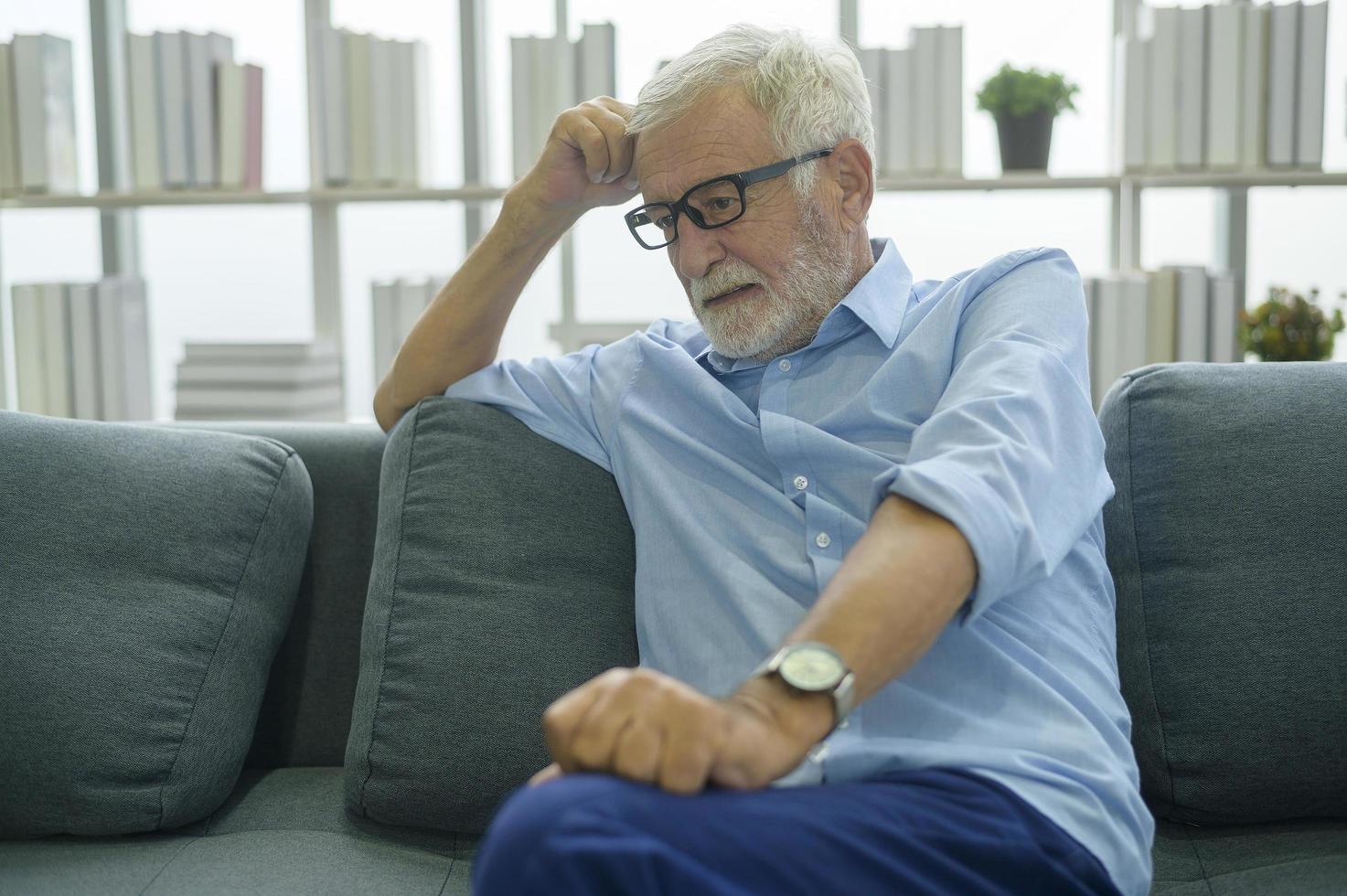 senior blanke mensen die zich depressief en overstuur voelen foto