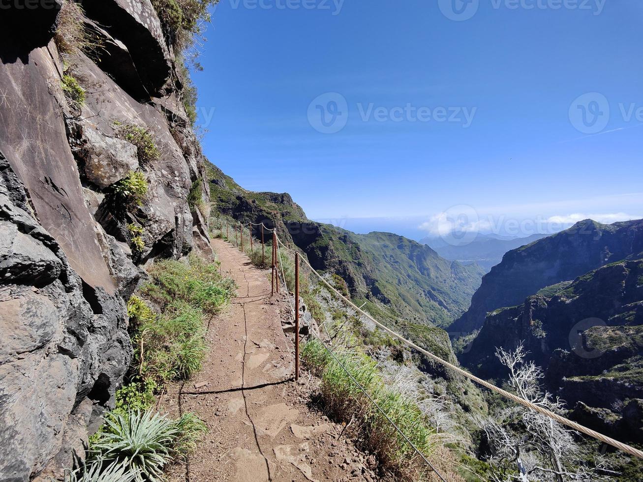 wandelpad op een mooie zonnige dag. spoor voor veiligheid. geweldig bergpad. levendige kleuren. reis de wereld rond en ontdek zijn wonderen. eiland madeira, portugal. foto