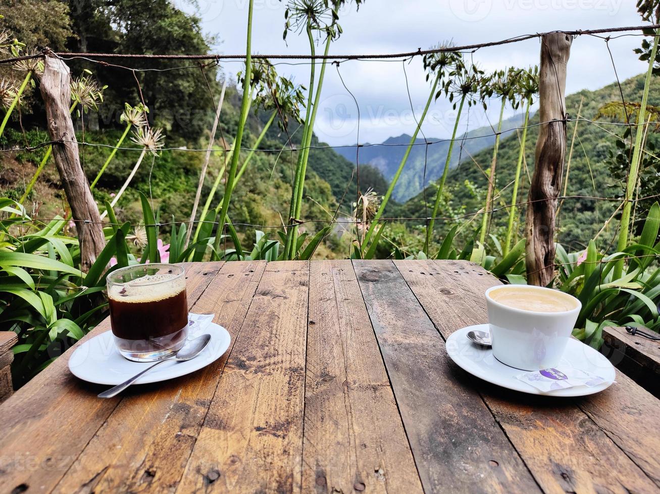 koffie drinken in het bos op de bergen. tropisch eiland. ontspannend en ontspannend moment. eiland madeira, portugal. vakantietijd. geniet van je vakantie. foto