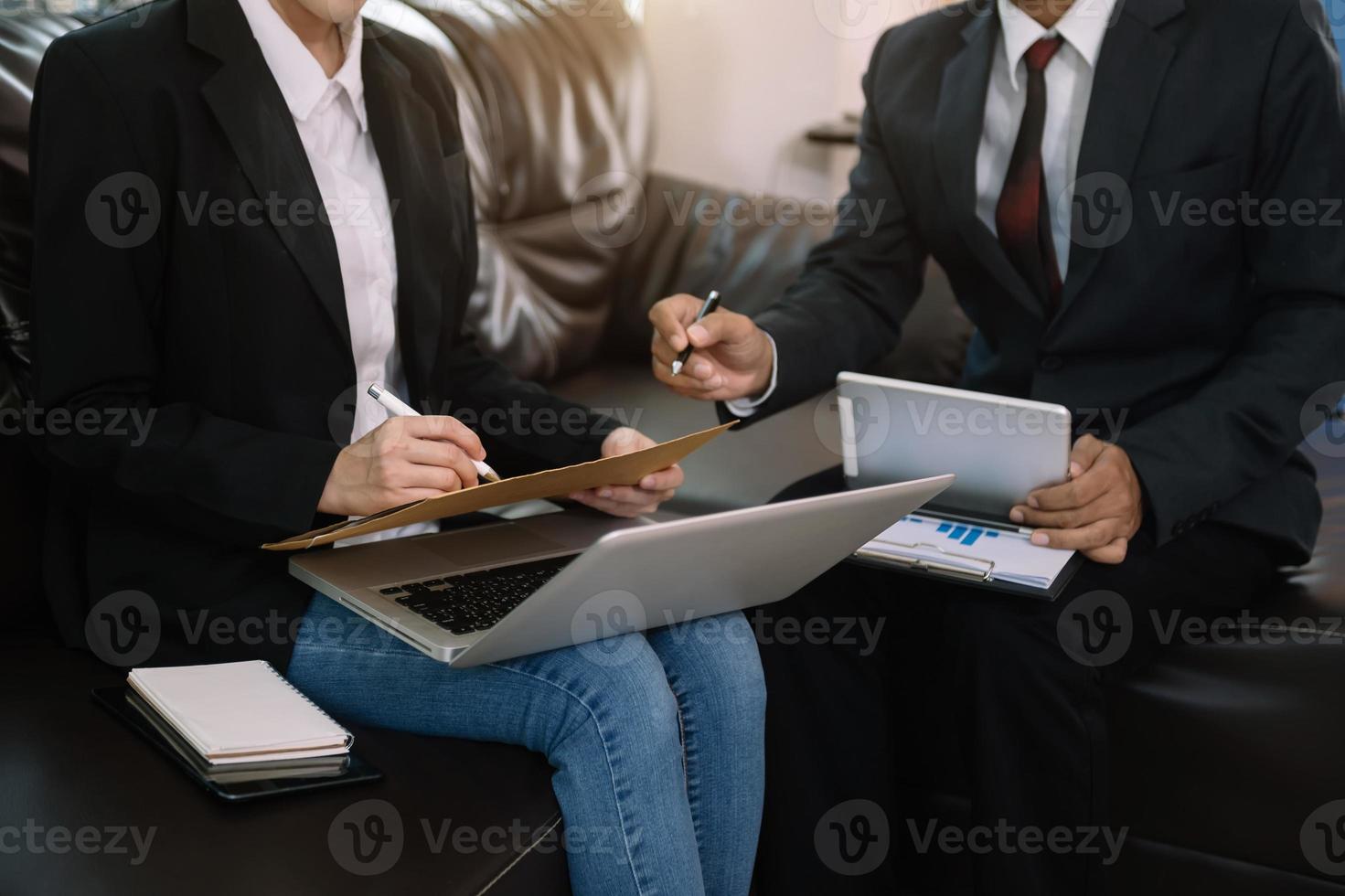 team van bedrijfsanalisten die werken aan een nieuw startproject bespreken. foto