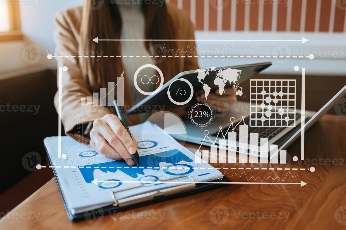 financiële rapportgegevens van de balans van de bedrijfsvoering en de resultatenrekening als fintech-concept. bedrijfsactiviteiten balans werken met laptopcomputer, tablet en smartphone foto