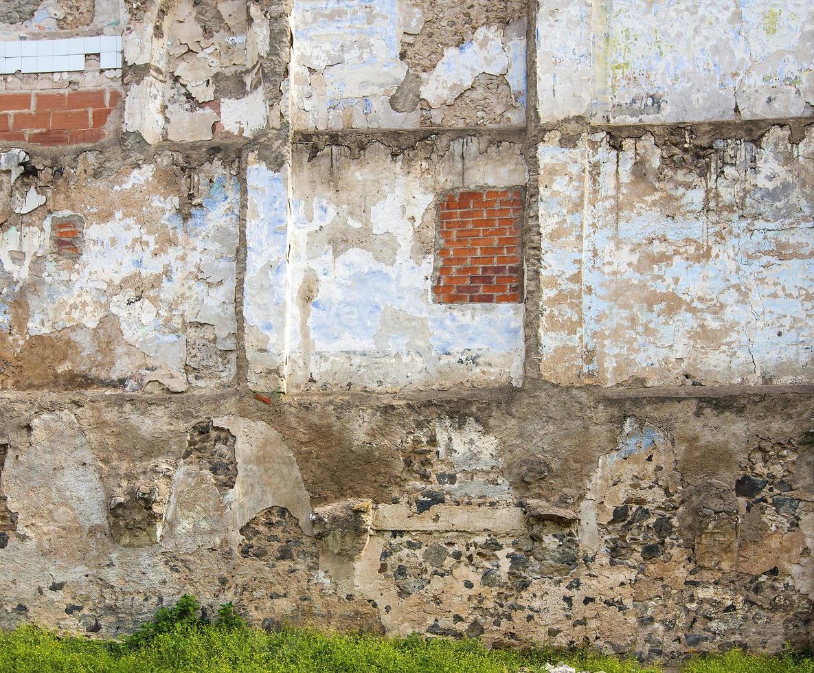 oude muur met scheuren achtergrond foto