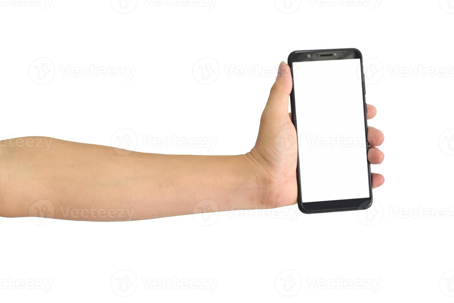 hand met zwarte smartphone met leeg scherm, geïsoleerd op een witte achtergrond. met uitknippad. foto