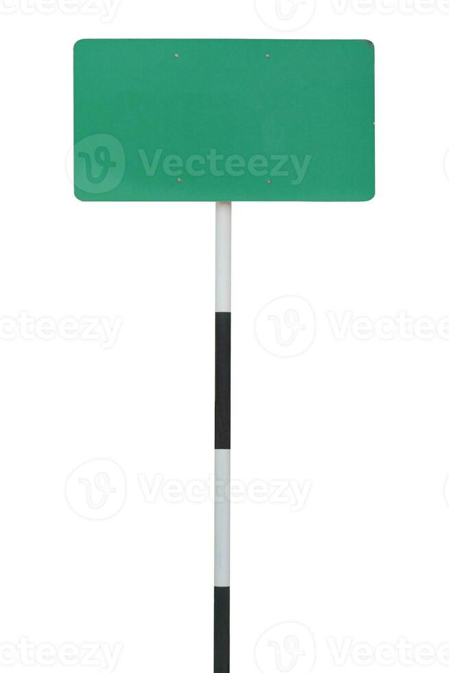 lege groene verkeersbord geïsoleerd op een witte achtergrond. objecten met uitknippad foto