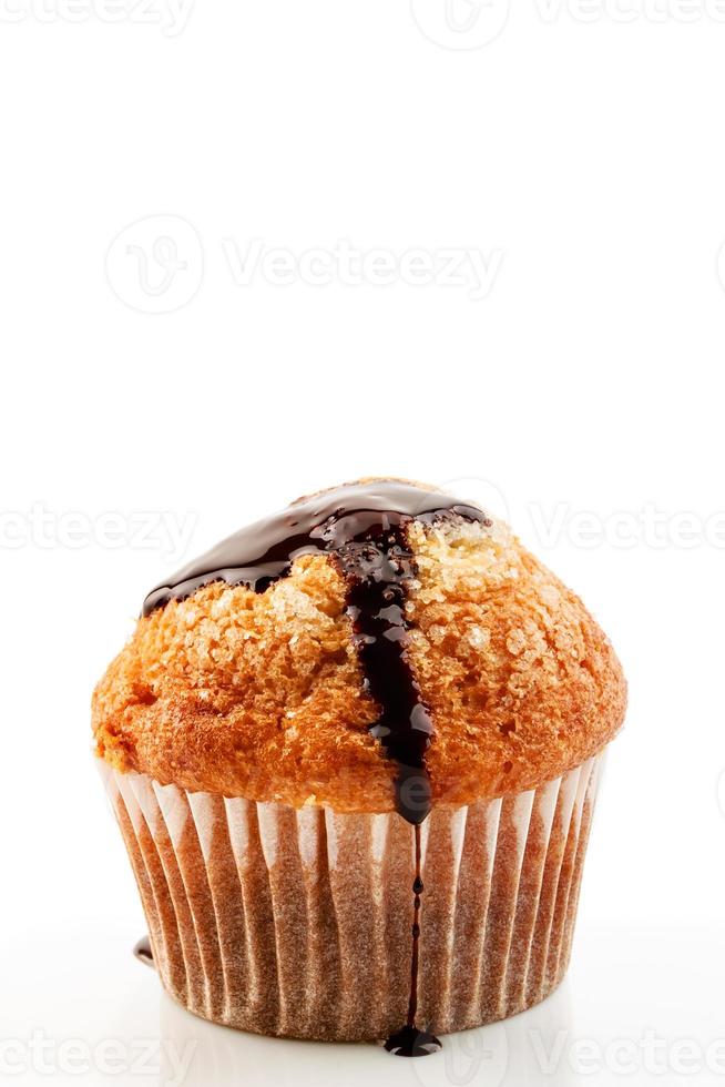 zelfgemaakte muffin met vloeibare chocolade op wit background.vertical image foto