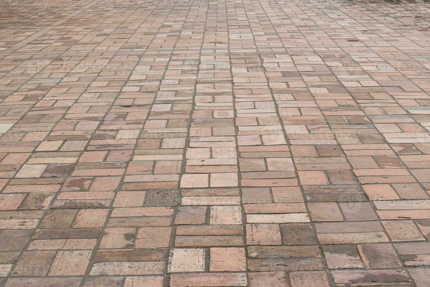 perspectief bekijken baksteen stenen bestrating op de grond voor straat weg. vintage begane grond vierkante patroon textuur voor mock up. foto