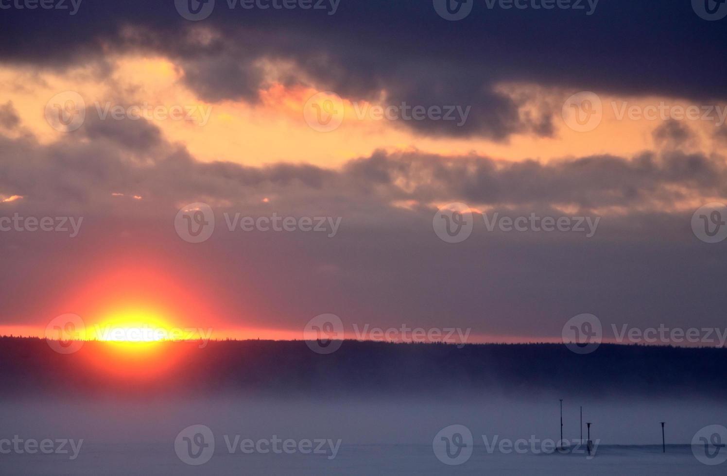 ondergaande zon over het bevroren Waskesui-meer foto