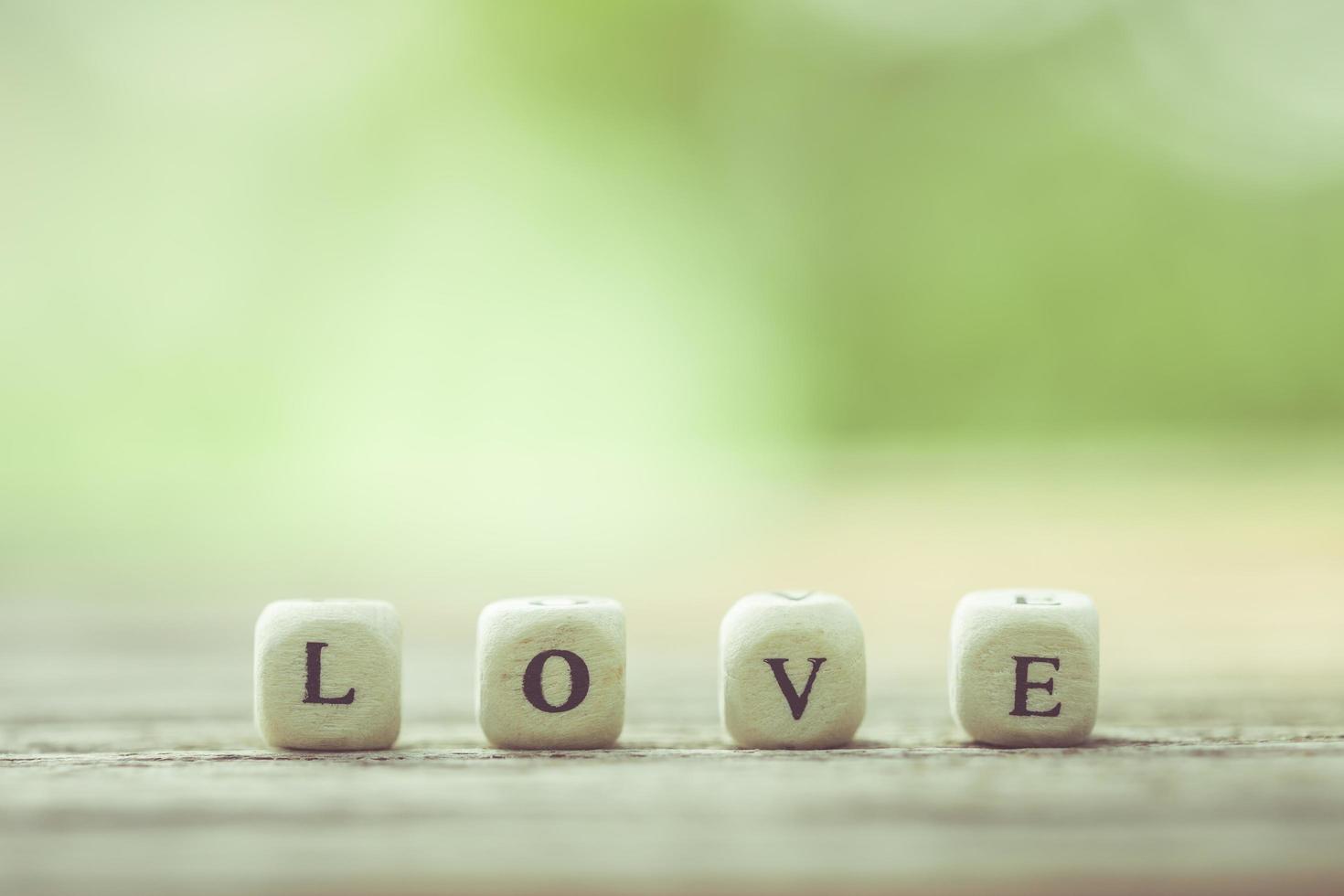 liefdeswoord van witte Engelse Alfabetletters op houten plank foto