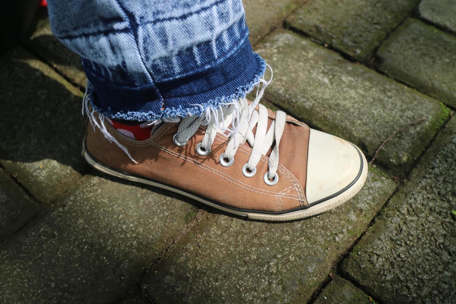 bruine schoenen met witte veters foto