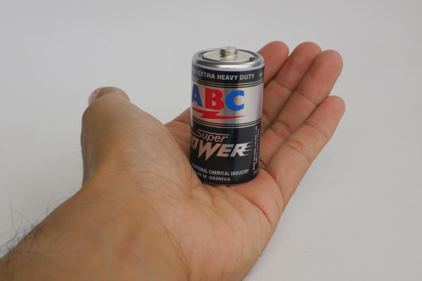 abc merk zwarte batterij bij de hand foto