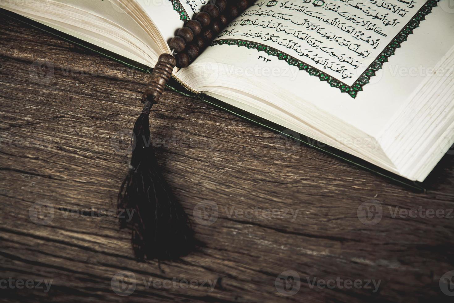 koran heilig boek van moslims openbaar item van alle moslims op tafel, stilleven. foto