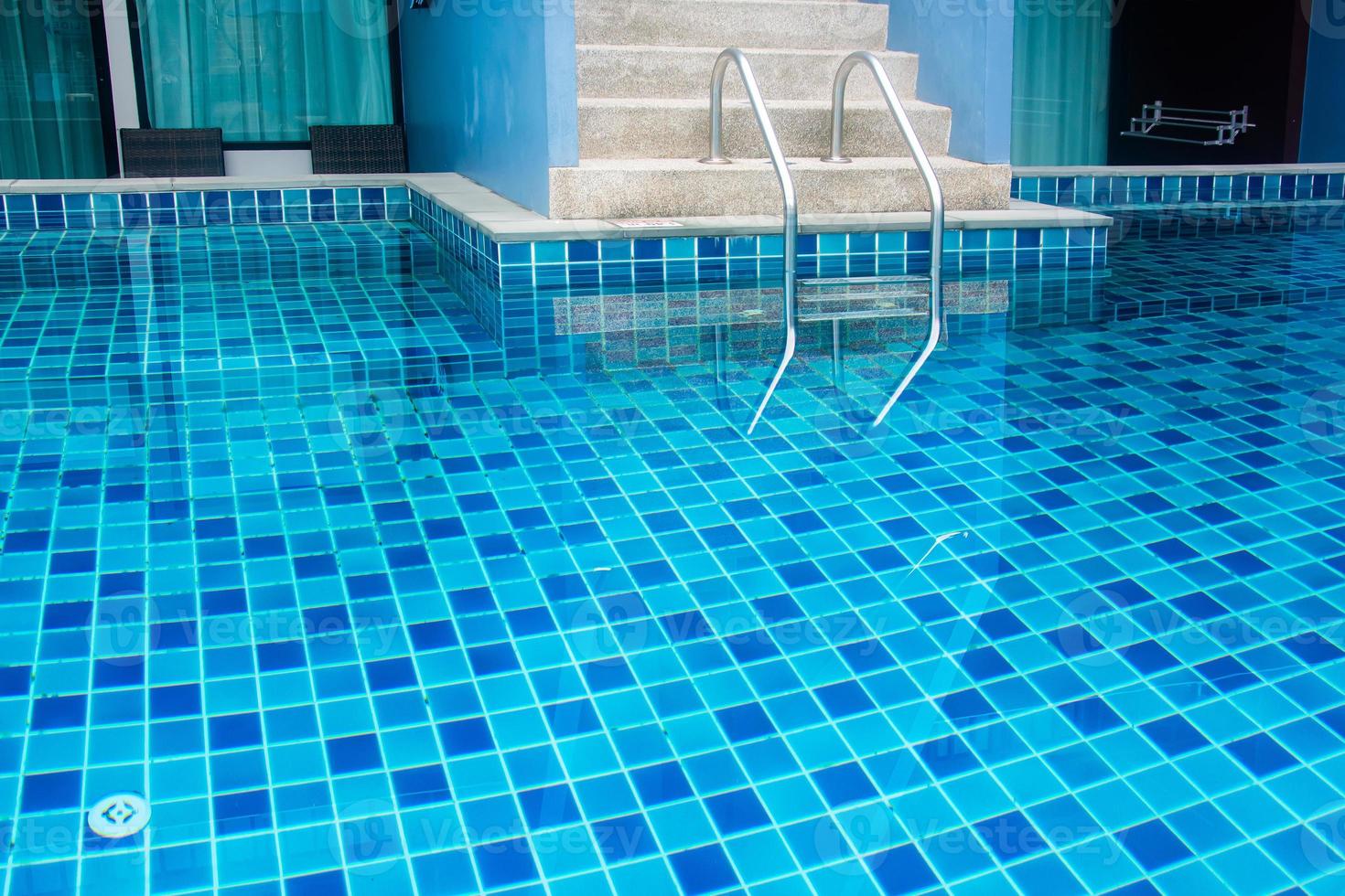 trap van zwembad met blauw water foto