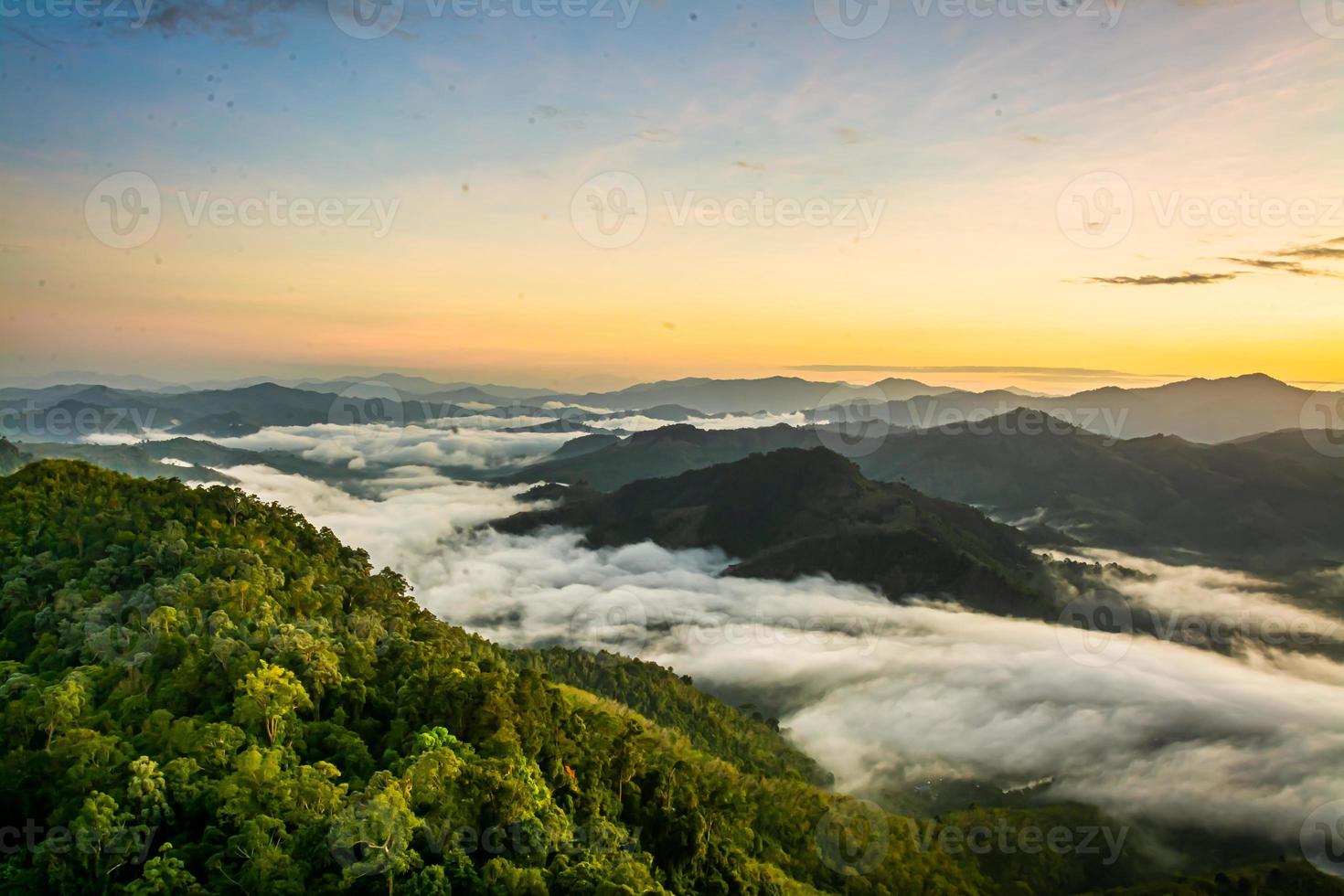 betong, yala, thailand talay mok aiyoeweng skywalk mist gezichtspunt er zijn toeristen bezochte mistzee in de ochtend foto