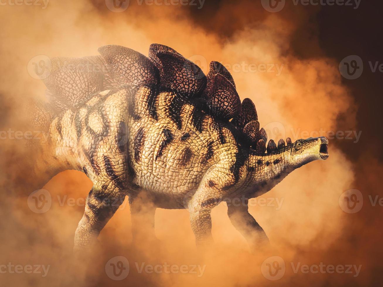 stegosaurus dinosaurus op rook achtergrond foto