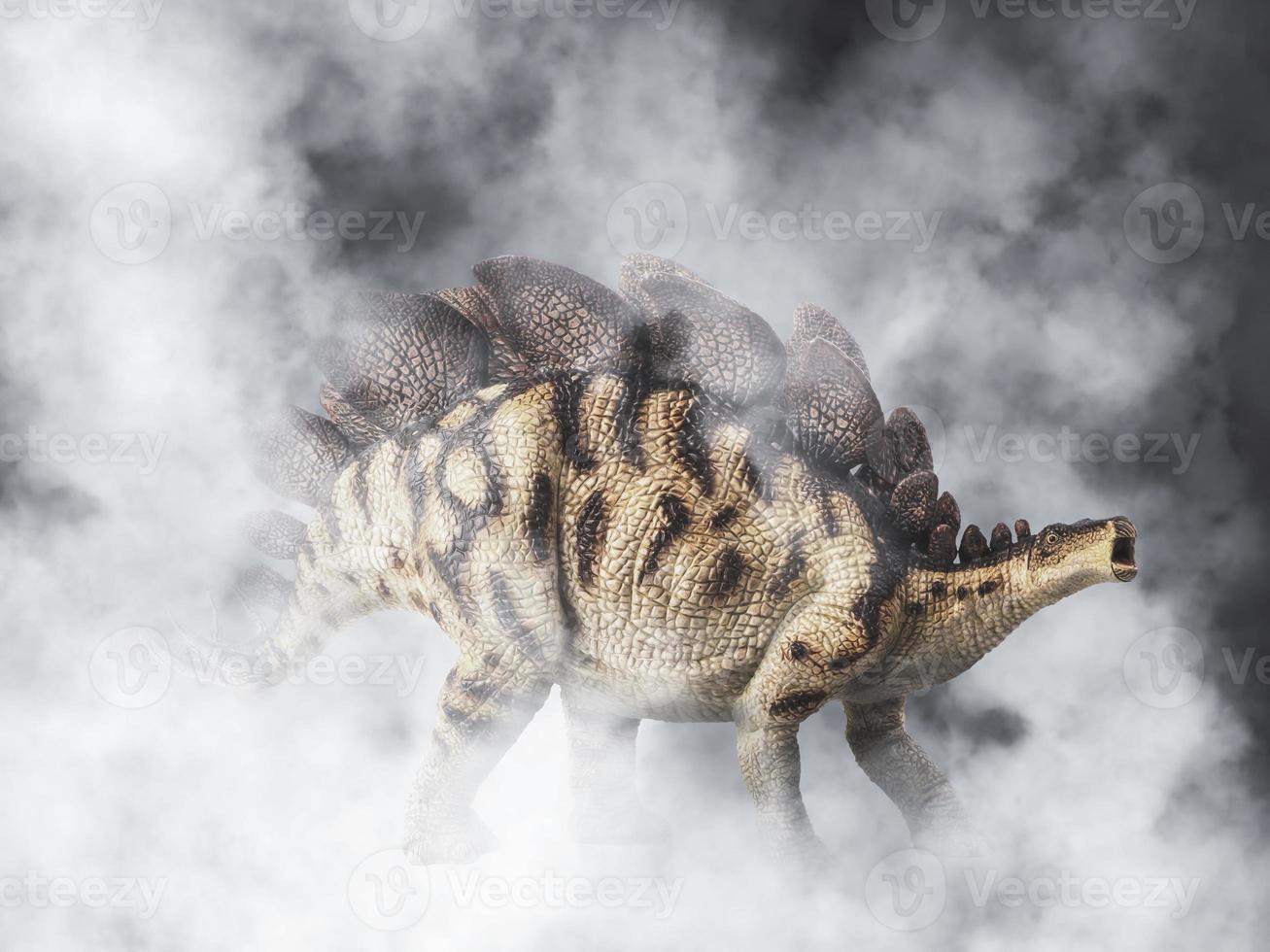 stegosaurus dinosaurus op rook achtergrond foto