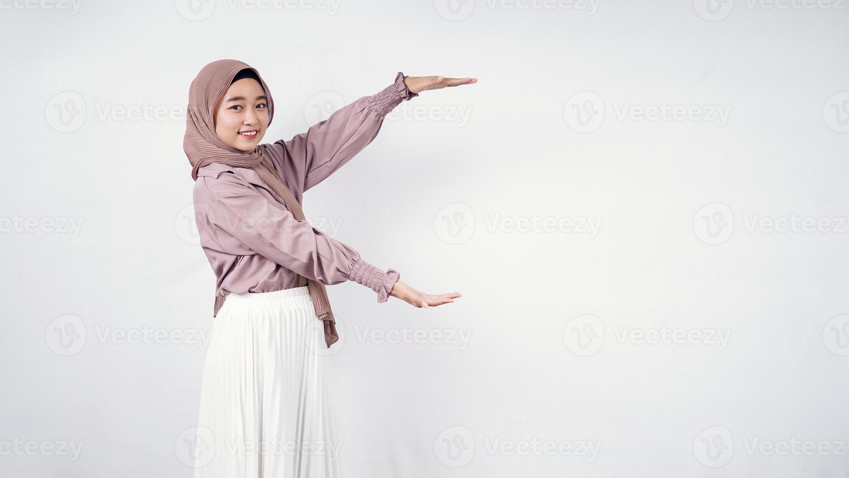 Aziatische hijab vrouw weergegeven: blanco zijwaarts geïsoleerd op een witte achtergrond foto