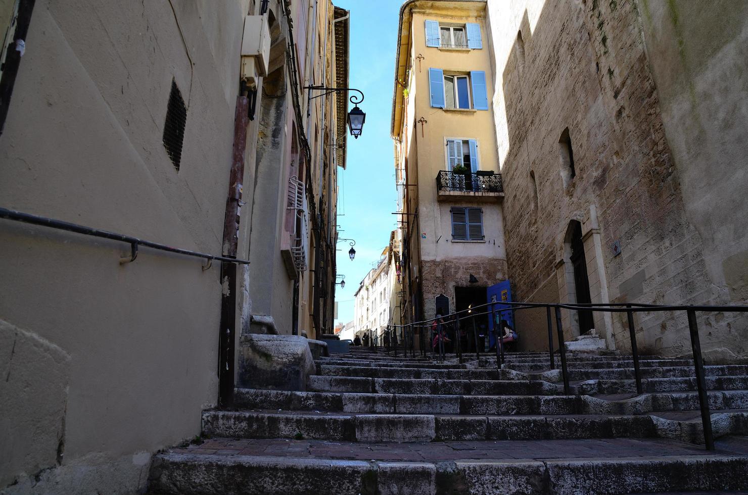 oude trappen en huizen in marseille foto