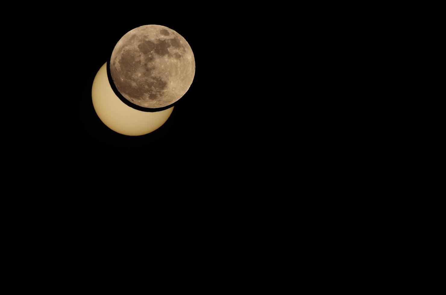 gedeeltelijke zonsverduistering maan fotomontage foto