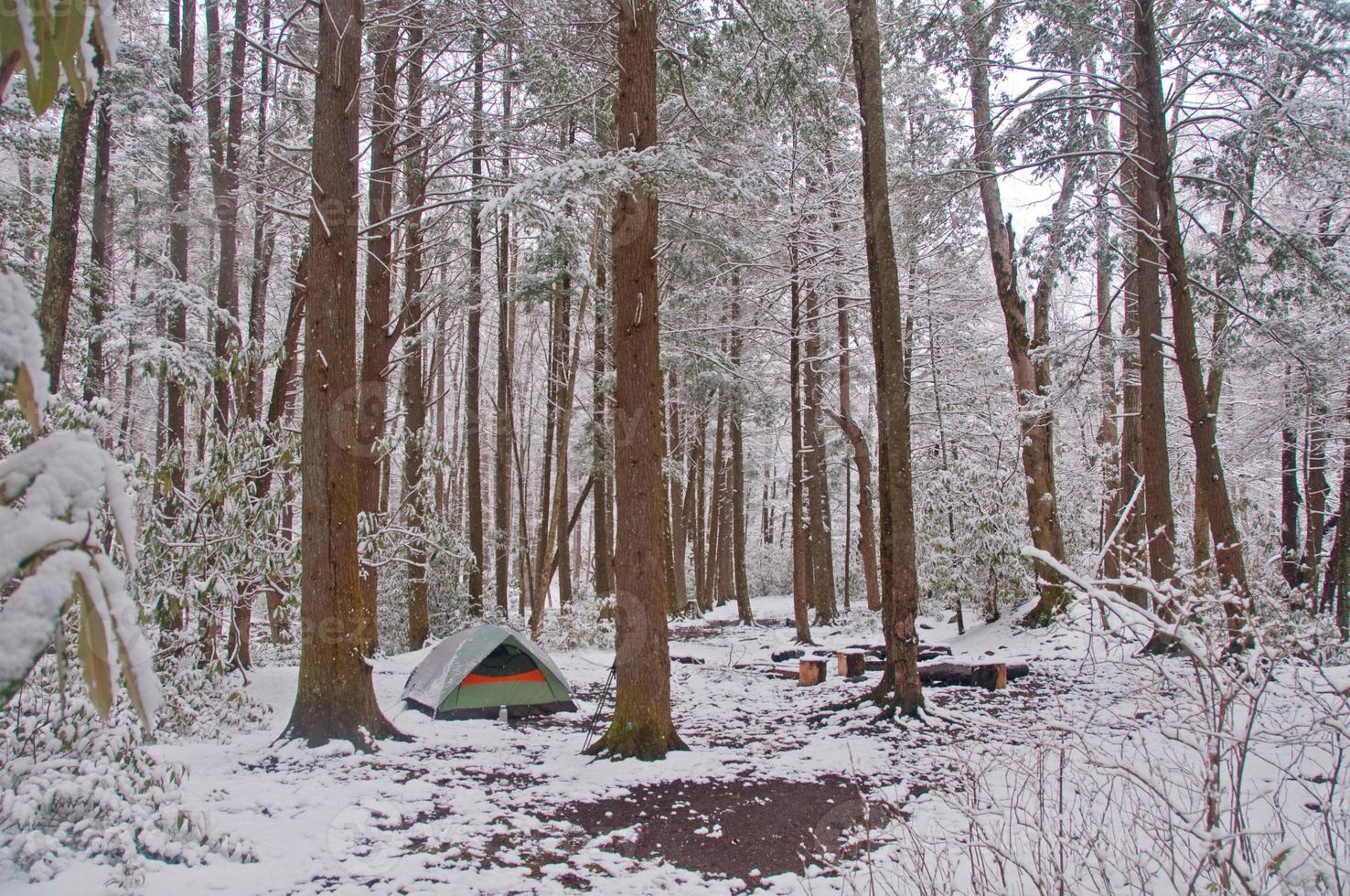 camping in de sneeuw foto