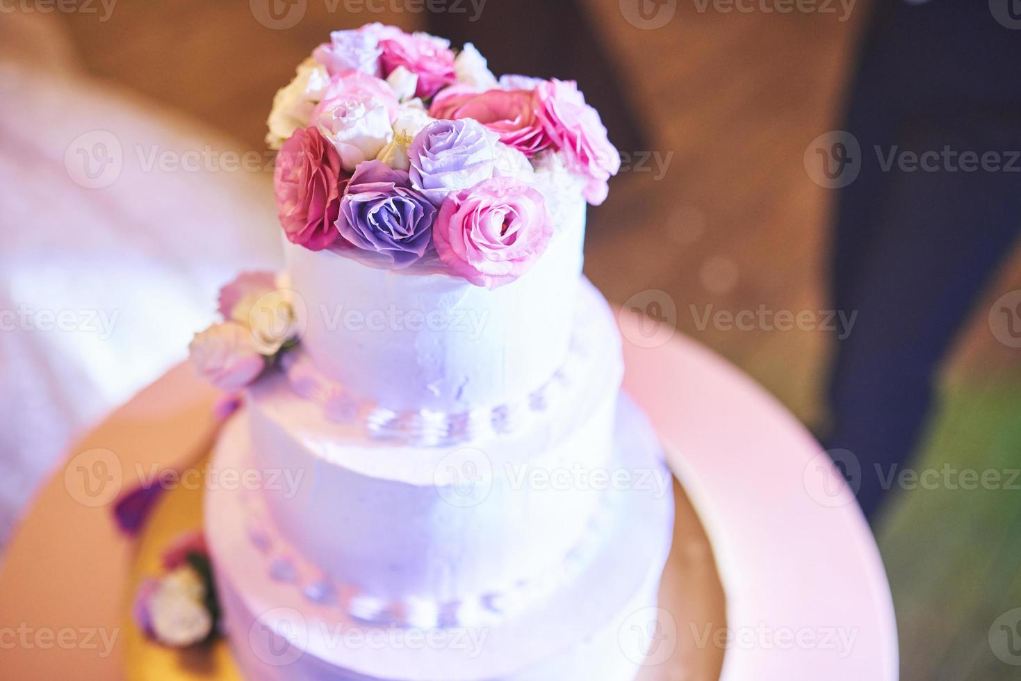 mooi van bruidstaart met bloemen erop foto