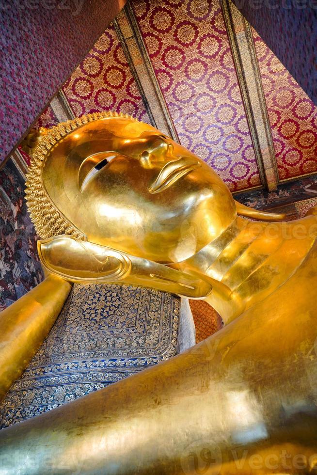 oud boeddhabeeld in wat thaise of thaise tempel. gigantische boeddha-godaanbidding, aziatische architectuurkunstoriëntatiepunt, beroemd heiligdom voor toerisme. geschiedenis spirituele tempel van god. reizen thailand attractie. foto