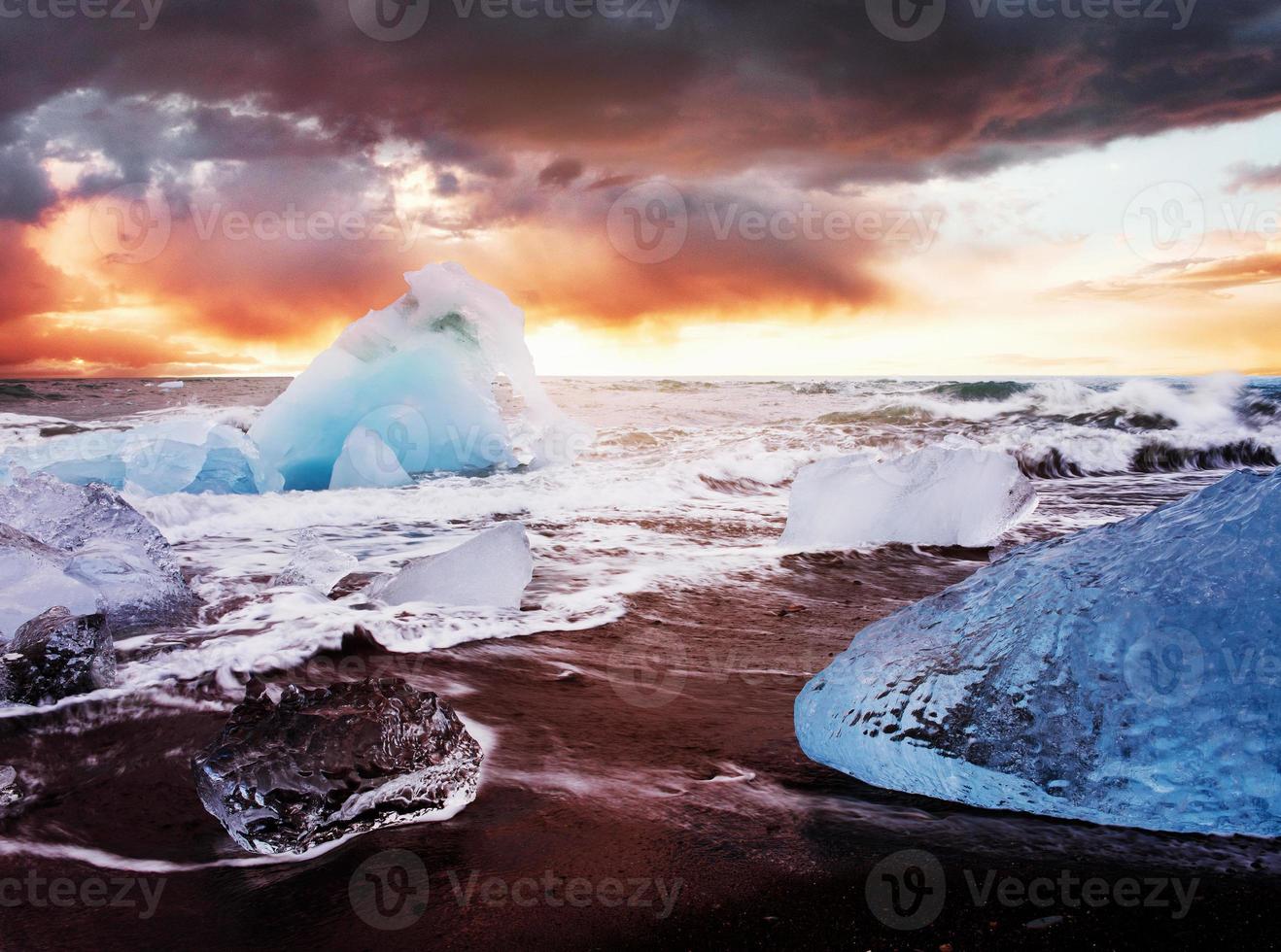 ijsland, jokulsarlon-lagune, prachtig koud landschapsbeeld van de ijslandse gletsjerlagunebaai foto