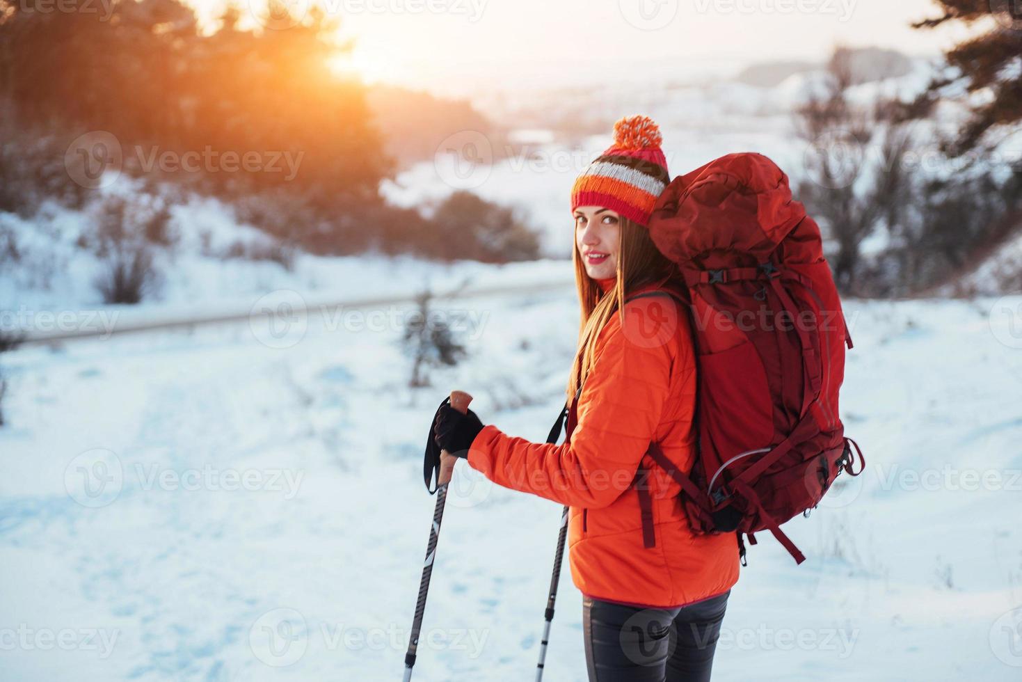 vrouw reiziger met rugzak wandelen reizen levensstijl avontuur concept actieve vakanties buiten. prachtig landschap bos foto