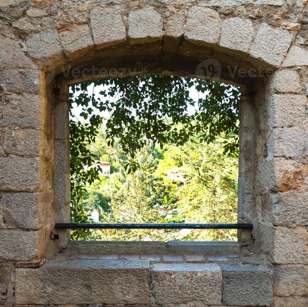 raam met uitzicht op de tuin in een bakstenen muur foto