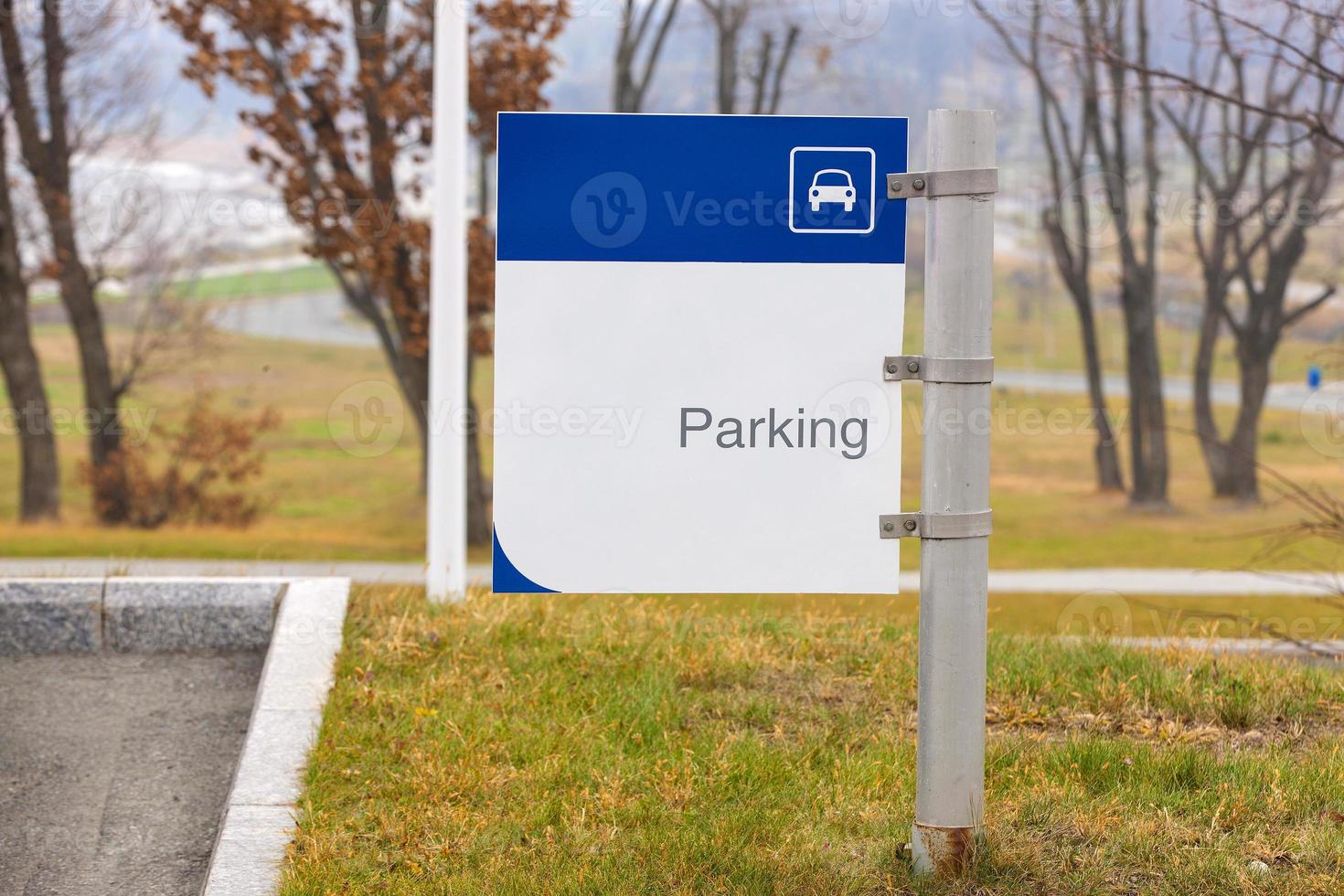 parkeerbord in het park in de herfst. foto