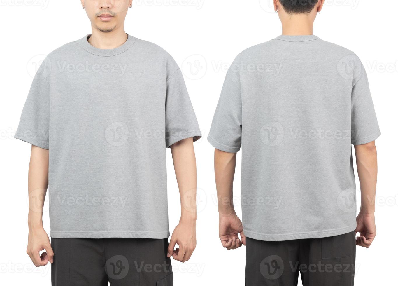 jonge man in grijze oversized t-shirt mockup voor- en achterkant gebruikt als ontwerpsjabloon, geïsoleerd op een witte achtergrond met uitknippad foto