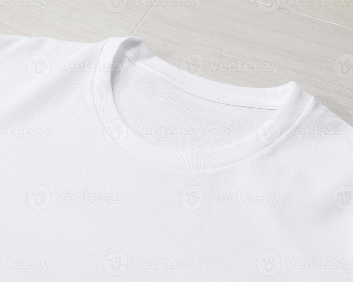 lege witte t-shirt mockup sjabloon op de vloer foto