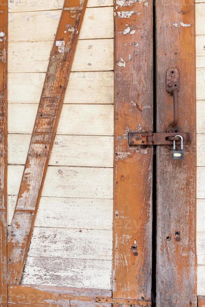 armoedige houten planken met gebarsten kleurverf foto