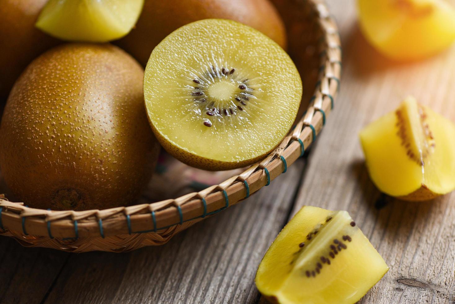 kiwiplak op mand, close-up van geel kiwifruit foto