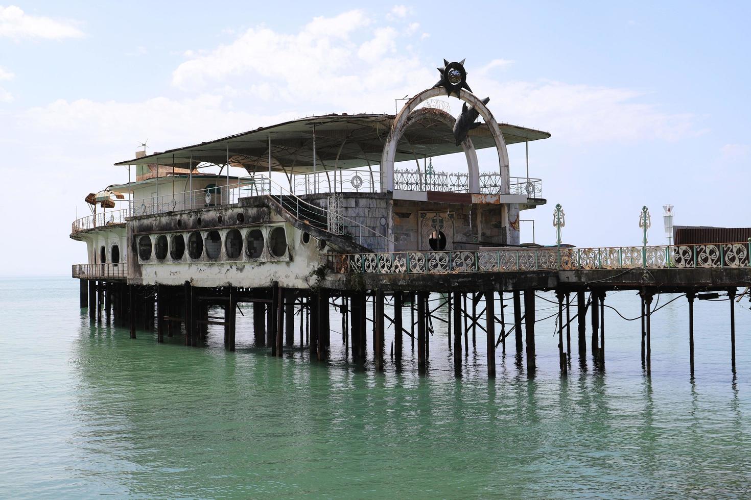 sukhum, abchazië. 01 juni 2021. zicht op oude pier. maharadgi dijk. foto