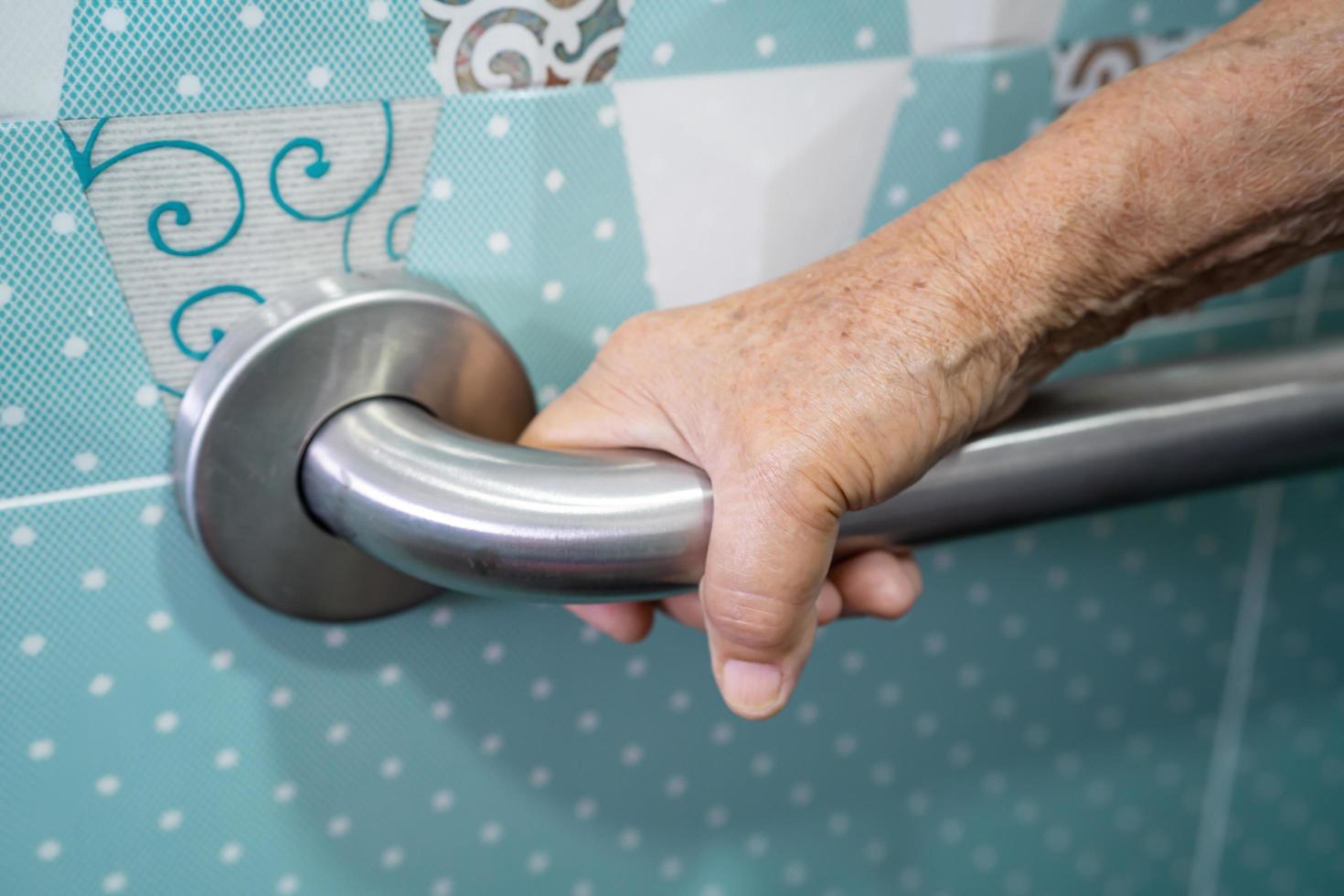 Aziatische senior of oudere oude dame vrouw patiënt gebruik toilet badkamer handvat beveiliging in verpleegafdeling ziekenhuis, gezond sterk medisch concept. foto