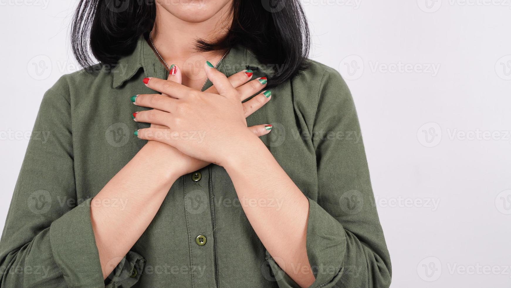 een christelijke vrouw die nederig bidt, geïsoleerde witte achtergrond foto