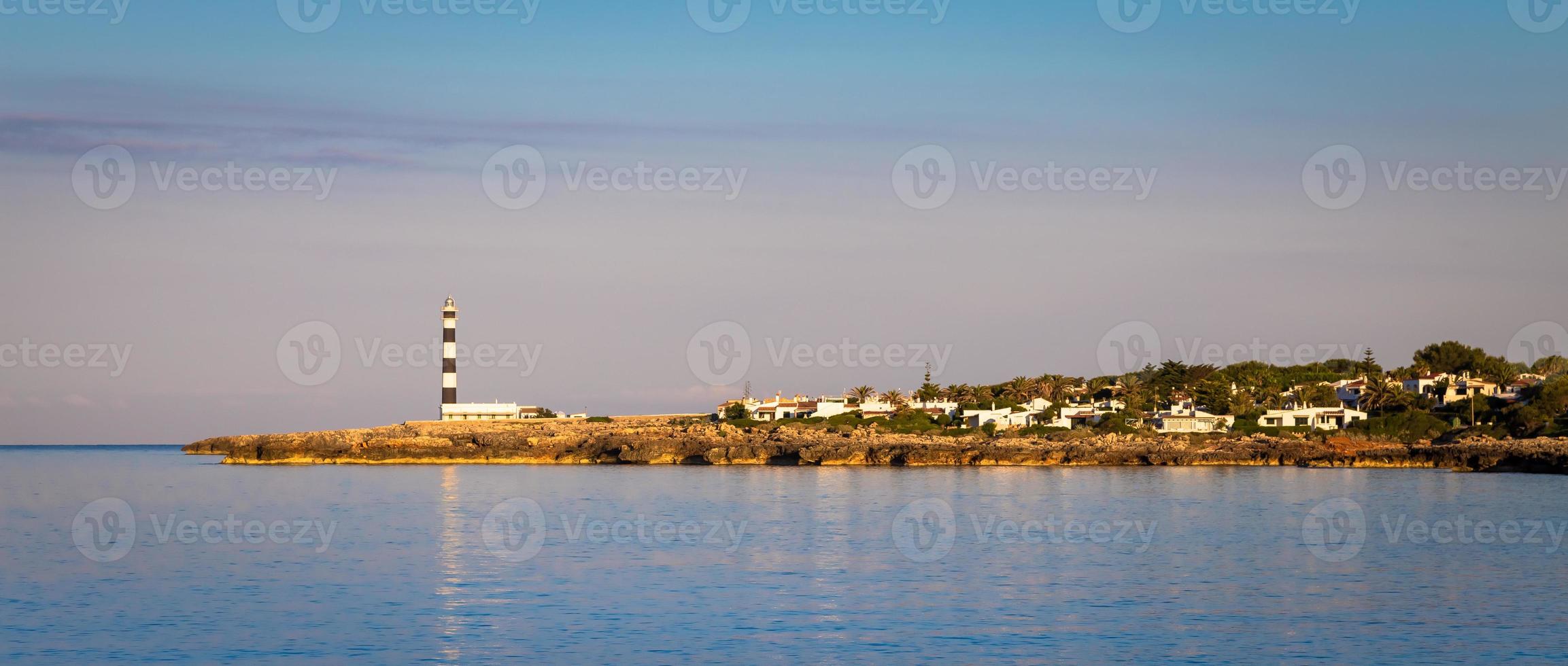 schilderachtige artrutx-vuurtoren bij zonsondergang in minorca, spanje foto